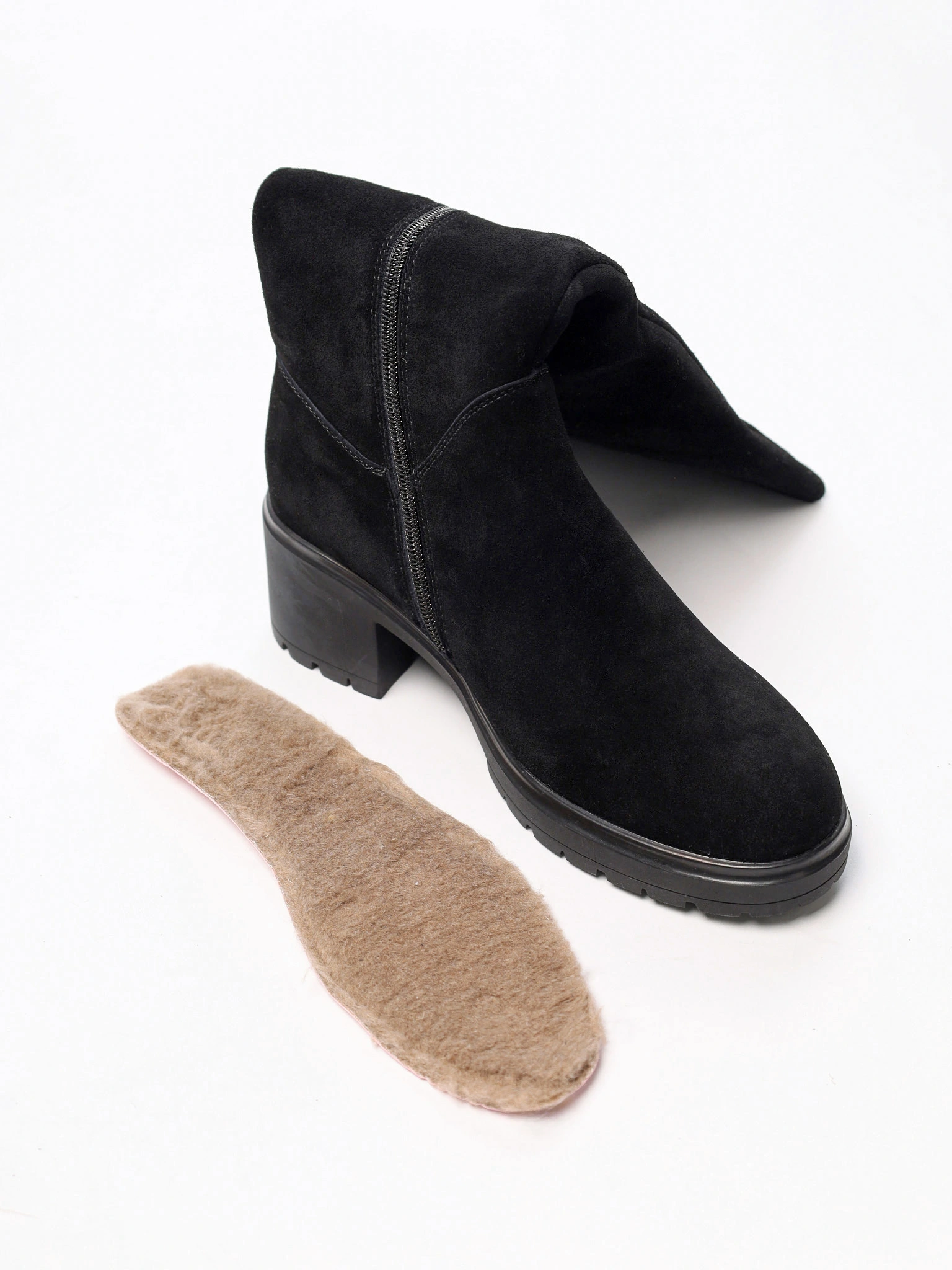 Сапоги черного цвета из натуральной замши на высоком каблуке